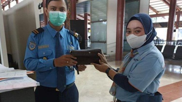 Berkat Kejujuran, Petugas Kebersihan yang Temukan Cek Rp35,9 Miliar Diangkat Jadi Supervisor