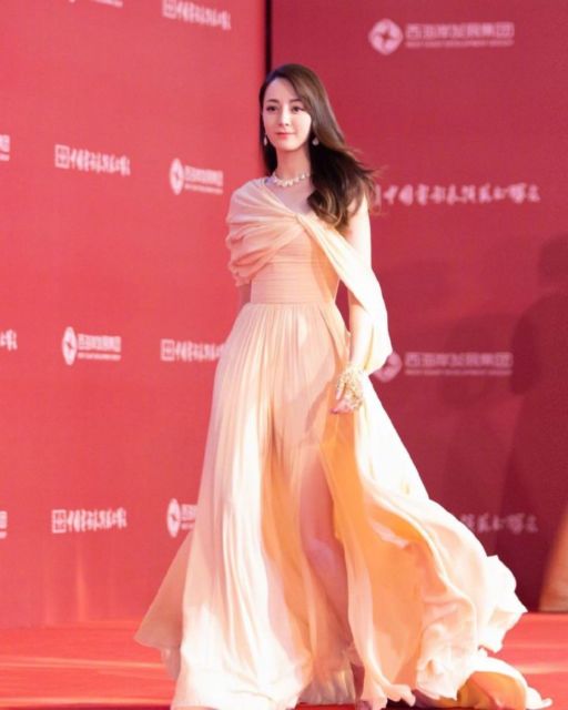8 Potret Gaya Dilraba Dilmurat, Aktris Tiongkok yang Diklaim Gadis Paling Cantik Seantero Cina