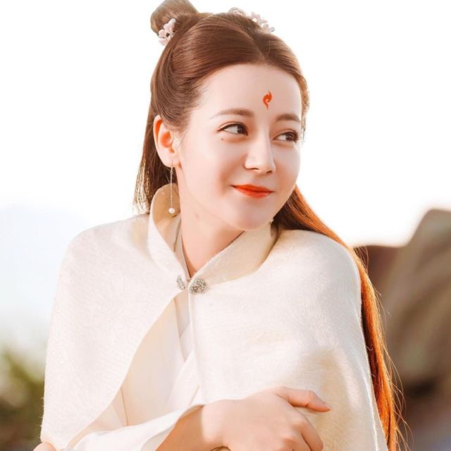 8 Potret Gaya Dilraba Dilmurat, Aktris Tiongkok yang Diklaim Gadis Paling Cantik Seantero Cina