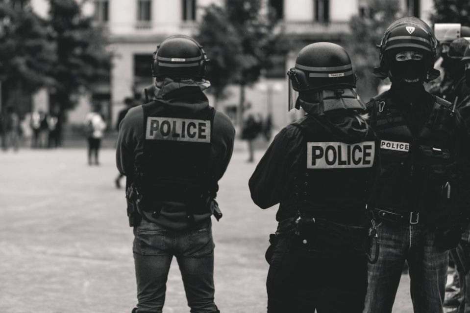 Polisi Jahat itu Cuma Ada di Film Layar Lebar. Semua Polisi di Negara ini Responsif dan Humanis