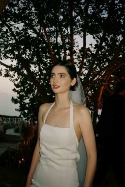 Potret Intimate Wedding Meadow Walker yang Kenakan Gaun Modern Minimalis. Manis!
