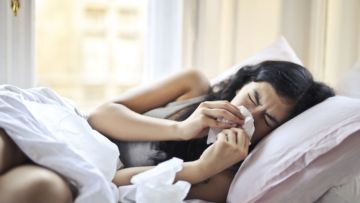 6 Hal yang Wajib Dilakukan Suami Saat Istri Sakit. Tolong, Peka Sedikit!