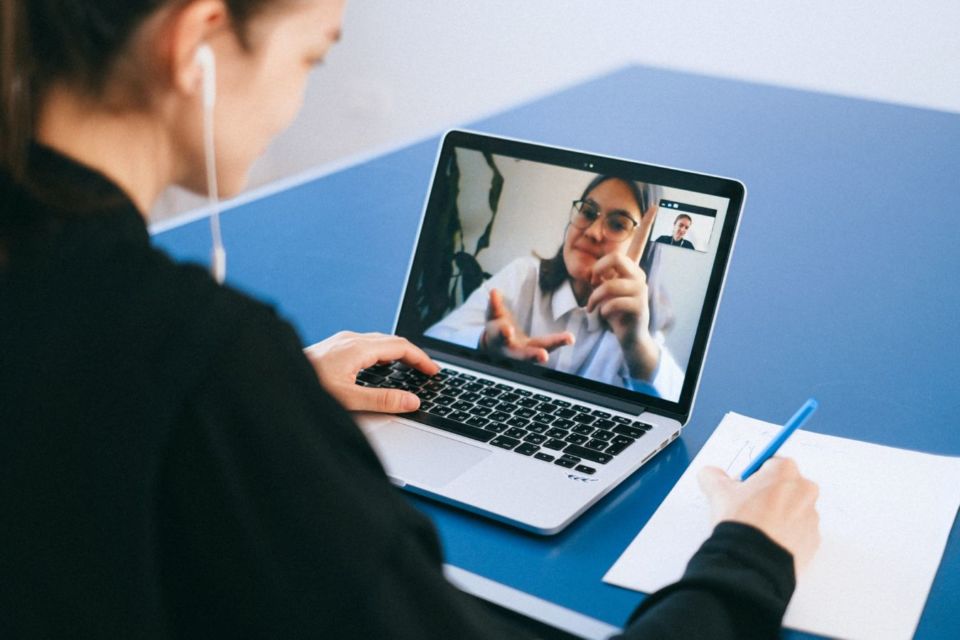 Zoom Dysmorphia, Fenomena 'Filter Medsos' yang Bikin Insecure