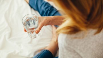 Menjawab Pertanyaan Penting, Apakah Banyak Minum Air Putih Bisa Bikin Kulit Glowing?
