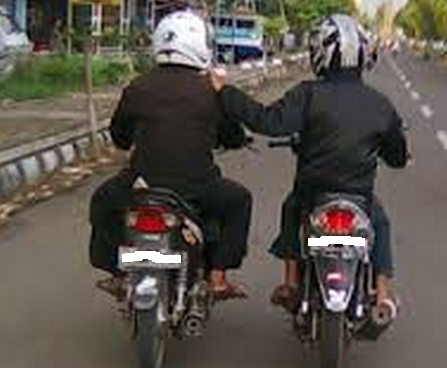 Kebiasaan Kocak Pengendara Motor Saat Berkendara Sendirian. Mulai dari Halu Sampai Diam-diam Nangis~