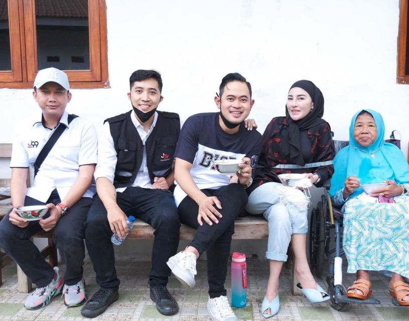 Kunjungi Ibu Trimah yang Dititipkan 3 Anaknya di Panti Jompo, Crazy Rich Malang Dibuat Terharu 3 Kunjungi Ibu Trimah yang Dititipkan 3 Anaknya di Panti Jompo, Crazy Rich Malang Dibuat Terharu