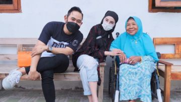 Kunjungi Ibu Trimah yang Dititipkan 3 Anaknya di Panti Jompo, Crazy Rich Malang Dibuat Terharu