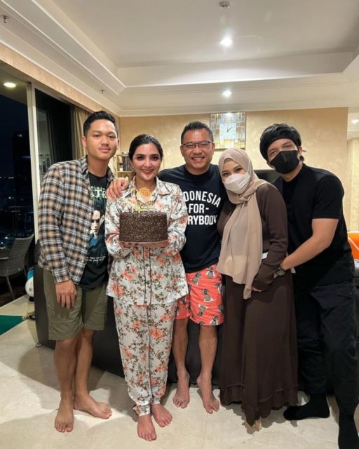Ulang Tahun Ke-38, Ashanty Pamer Kiriman Hadiah Beserta Ucapan dari The Lemos Family