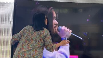 Sang Putri Tampil Live di “Head in The Clouds”, Titi DJ Beri Cium dan Pelukan Bangga Lewat TV