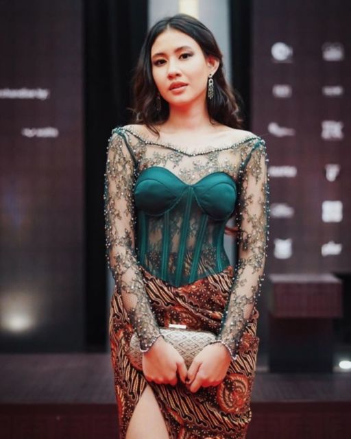 9 Potret Parade Busana Para Aktris di Karpet Merah Festival Film Indonesia 2021. Memukau!