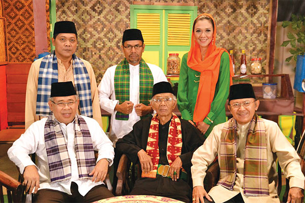 9 Ragam Kegunaan Sarung Ayah Selain untuk Ibadah. Multifungsi Banget!