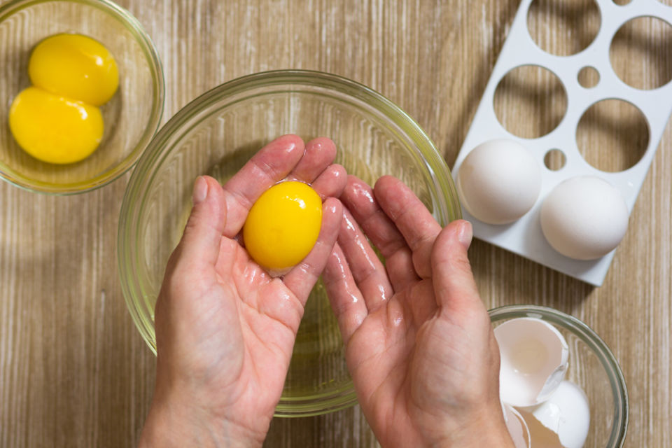 Cara memisahkan kuning telur