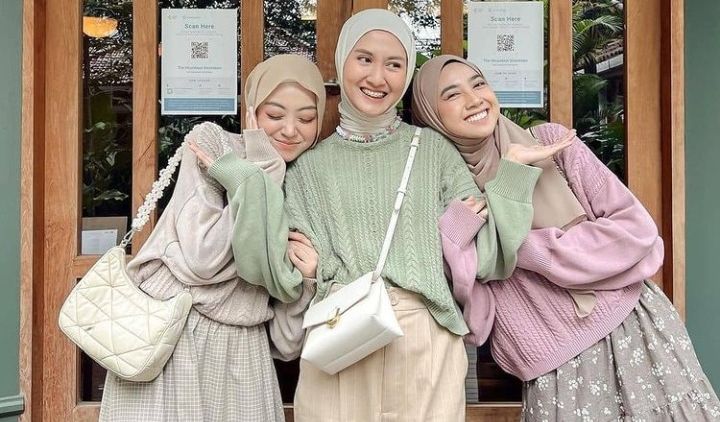 6 Ide Mix and Match Skirt Edition untuk Tubuh Mungil. Tetap Terlihat Stylish dan Kece Loh!