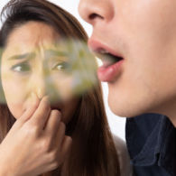 8 Cara Menghilangkan Bau Mulut Karena Gigi Berlubang. Banyak Bakterinya!
