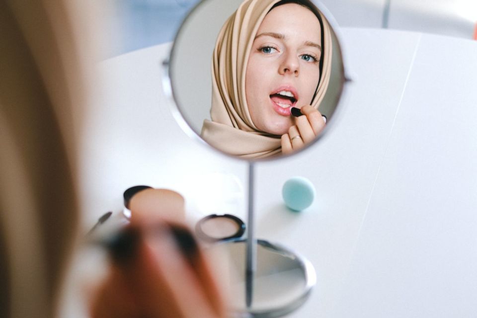5 Kalimat Terlarang untuk Diucapkan ke Teman yang Baru Belajar Dandan. Suportif dong :(