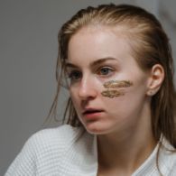 Trik Patch Test untuk Uji Alergi Kandungan Skincare. Penting, Biar Kulitmu Nggak Iritasi