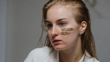 Trik Patch Test untuk Uji Alergi Kandungan Skincare. Penting, Biar Kulitmu Nggak Iritasi