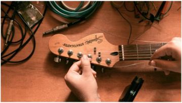 3 Cara Stem Gitar Paling Sederhana untuk Pemula