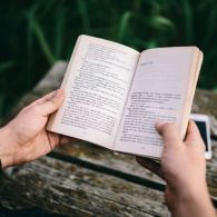 7 Contoh Resensi Novel dan Panduan Membuatnya. Beda dengan Sinopsis!