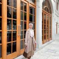 5 OOTD Hijab Cantik Ala Inas Rana, Cocok untuk Ngopi Simple tapi Kece!