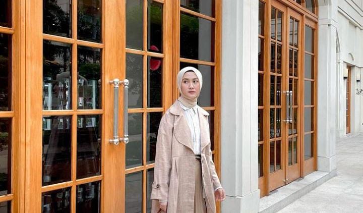 5 OOTD Hijab Cantik Ala Inas Rana, Cocok untuk Ngopi Simple tapi Kece!