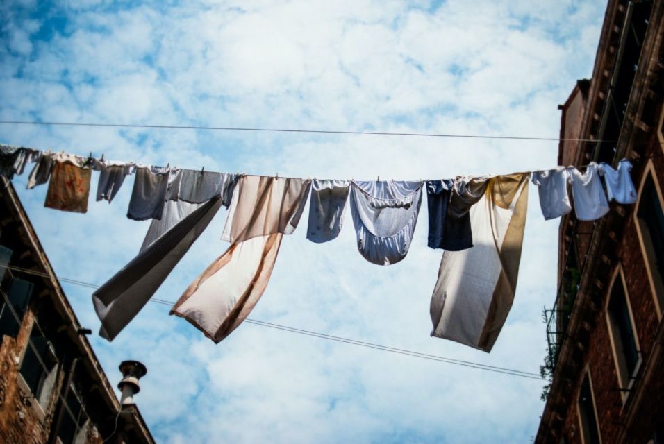 7 Cara Menghilangkan Noda Kunyit Pada Baju. Mesti Buru-Buru Dicuci!
