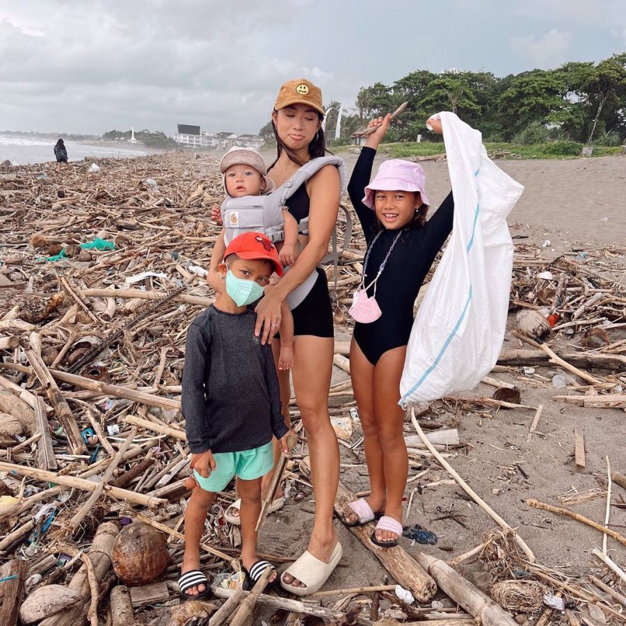 Aksi Jennifer Bachdim Ajak Anak Bersihkan Sampah di Pantai Dipuji Warganet