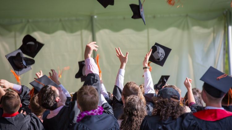 Nggak Perlu Ragu, 5 Pekerjaan yang Cocok Untuk Fresh Graduate Sarjana Segala Jurusan