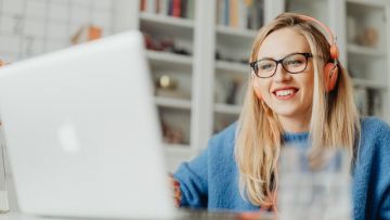 Teruntuk Kamu yang Sering Menatap Layar Laptop, Ini DIa 5 Tips Untuk Mencegah Efek Buruk Pada Mata!