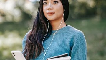 Pilih Maju atau Mundur? Kamu Bisa Tahu Perasaan si Dia Cuma dari Chatting-an Aja!