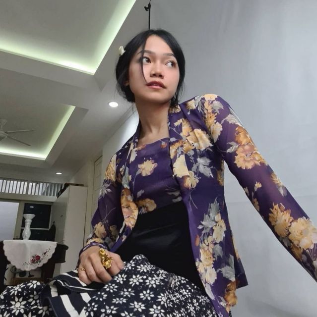 Kebaya kutu baru dengan rok lilit