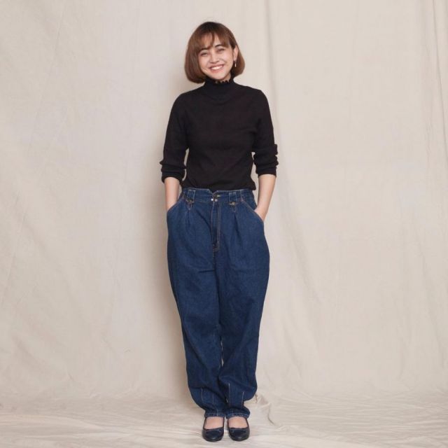 Turtle neck dan celana jeans