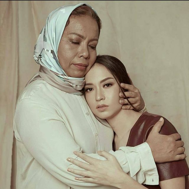 Karina Nadila dan sang ibu