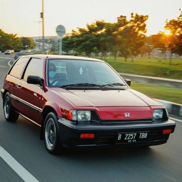 Mobil klasik milik Iqbaal