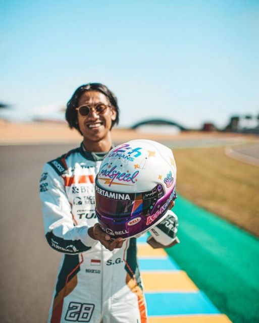Potret Sean Gelael membawa helm