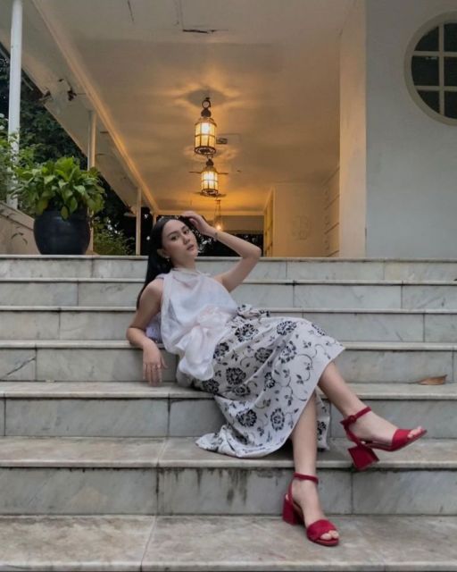 Busana berbahan satin