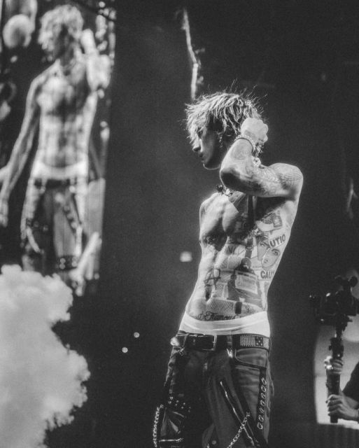 Machine Gun Kelly sedang konser