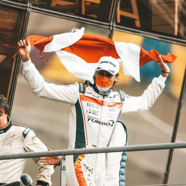 Sean Gelael membawa bendera Indonesia