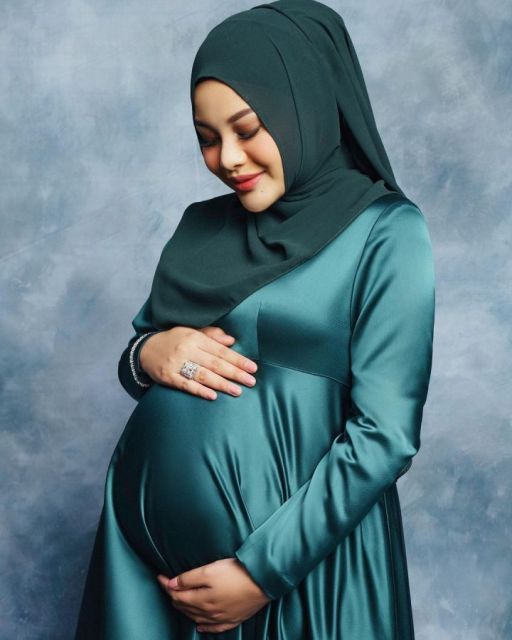 12 Foto Maternity Shoot Aurel Hermansyah dan Atta Halilintar, Ada yang Konsep 007 26 Aurel mengenakan baju hijau | Credit: Instagram