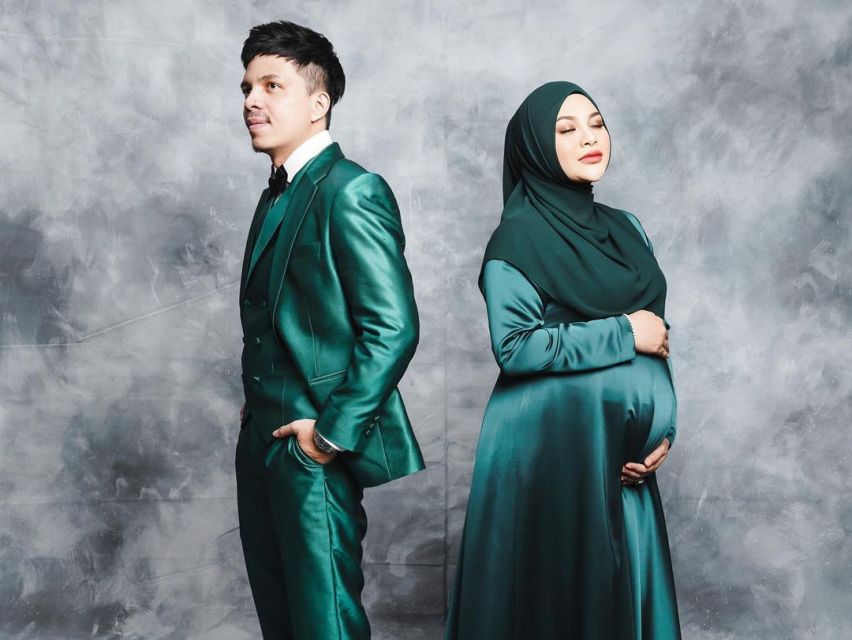 12 Foto Maternity Shoot Aurel Hermansyah dan Atta Halilintar, Ada yang Konsep 007 25 Atta dan Aurel kompak memakai baju hijau | Credit: Instagram