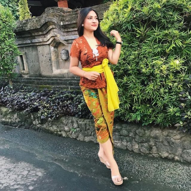 8 Ide Padu Padan Kebaya dengan Rok Pendek Terbaru