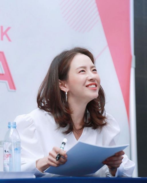 Song Ji-hyo Bagikan Briket Batu Bara dalam Perayaan Debut ke-21 Tahun