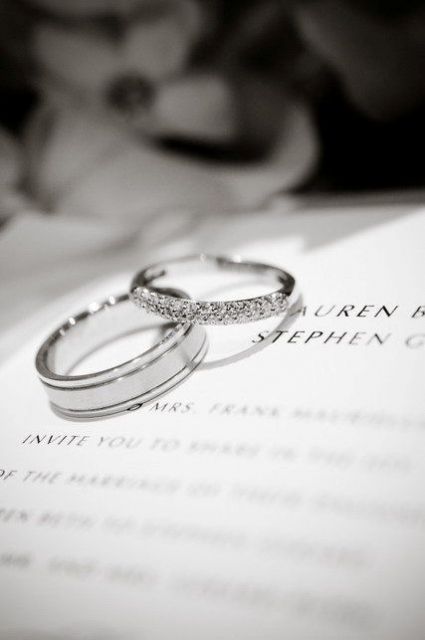 Cincin garis-garis dan mutiara kecil
