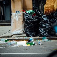 Akibat Membuang Sampah Sembarangan itu Nggak Main-main lo. Dari yang Awalnya Sedikit dan Nggak Terlihat, Lama-lama Merusak Lingkungan