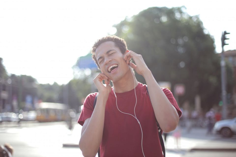 8 Cara Merawat Telinga Agar Nggak Gampang Kena Gangguan Pendengaran