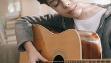Jadi Pengalaman Baru, Begini Caraku Bermain Gitar untuk Menambah Skill Bermusik