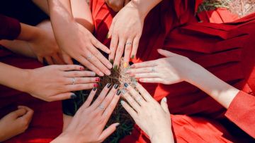 Jangan Jadikan Tone Kulit Menghalani Gayamu! 5 Pilihan Warna ini Bikin Penampilanmu Makin Cantik