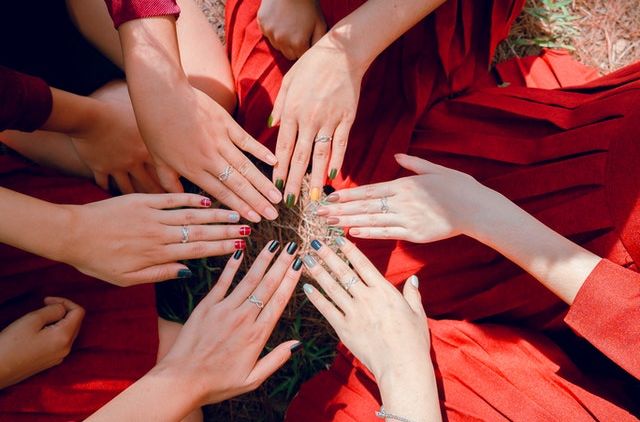 Jangan Jadikan Tone Kulit Menghalani Gayamu! 5 Pilihan Warna ini Bikin Penampilanmu Makin Cantik