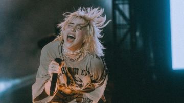 Aksi Viral Billie Eilish Hentikan Konser Demi Bantu Penggemar yang Sesak Nafas