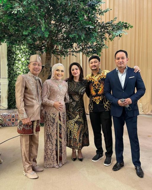 Potret Gaya Seleb Hadiri Pernikahan Adik Ayu Ting Ting, Menawan!